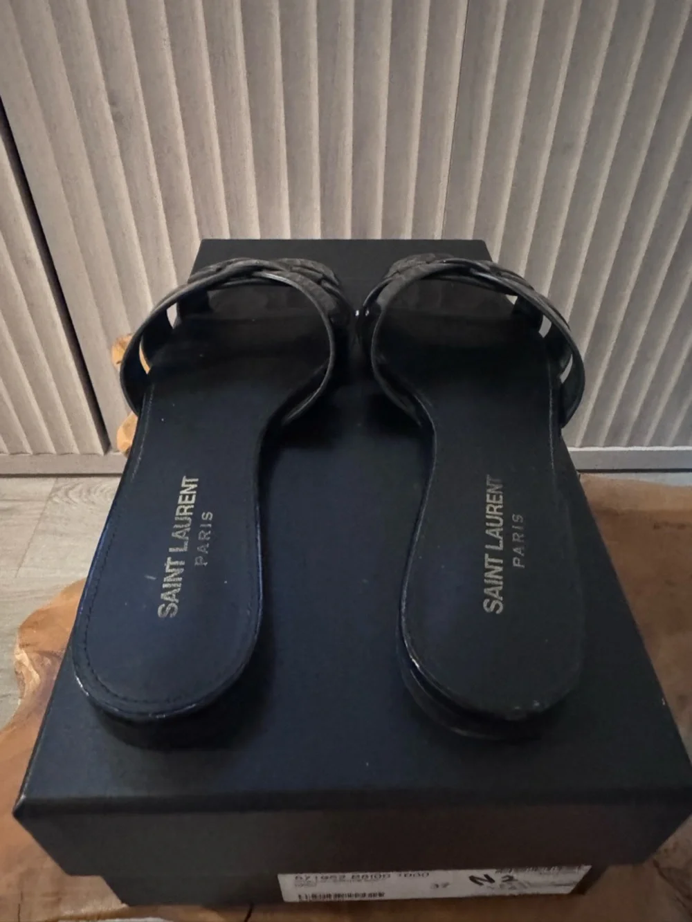 SAINT LAURENT
Tribute Nu Pieds Patent Leather Flat Sandals - Picture 10 of 13